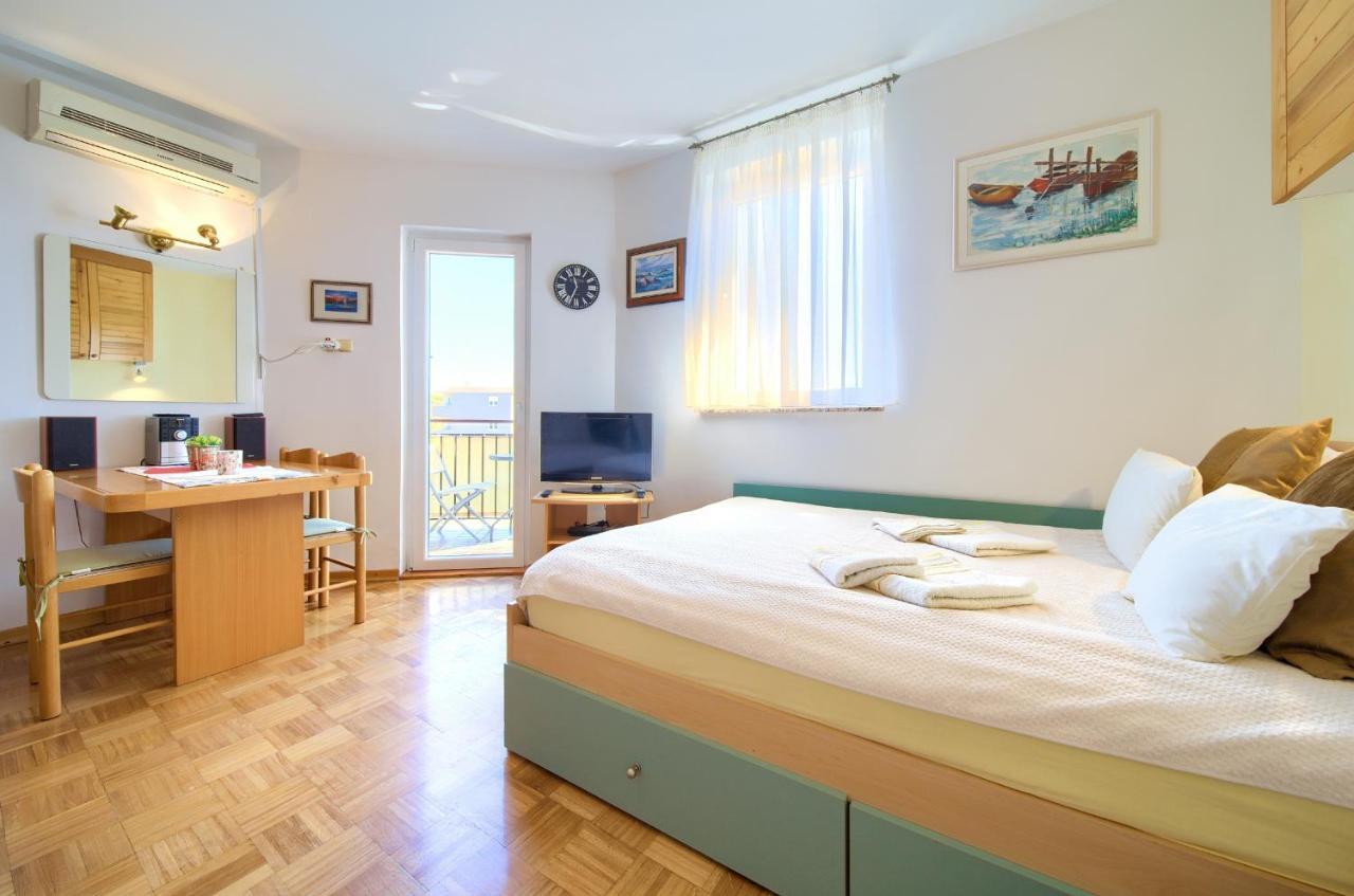 Studio Apartment Vesna Krk Town Luaran gambar