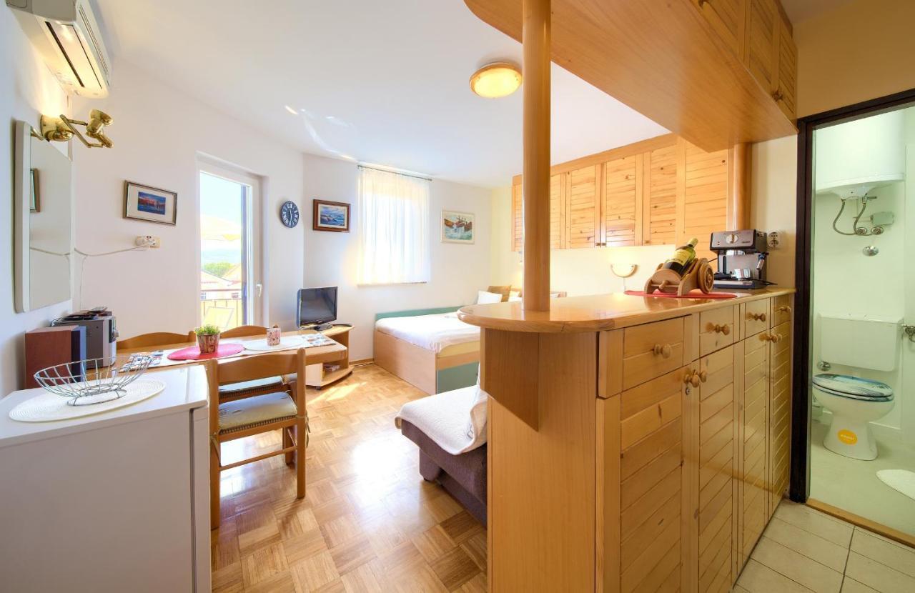 Studio Apartment Vesna Krk Town Luaran gambar
