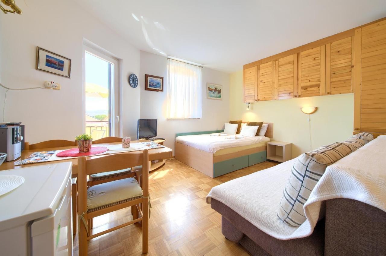Studio Apartment Vesna Krk Town Luaran gambar